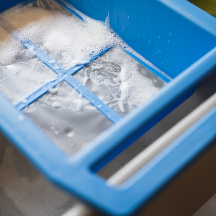 Ansammlung von schmutz Partikeln in dem Waschbecken Filter.